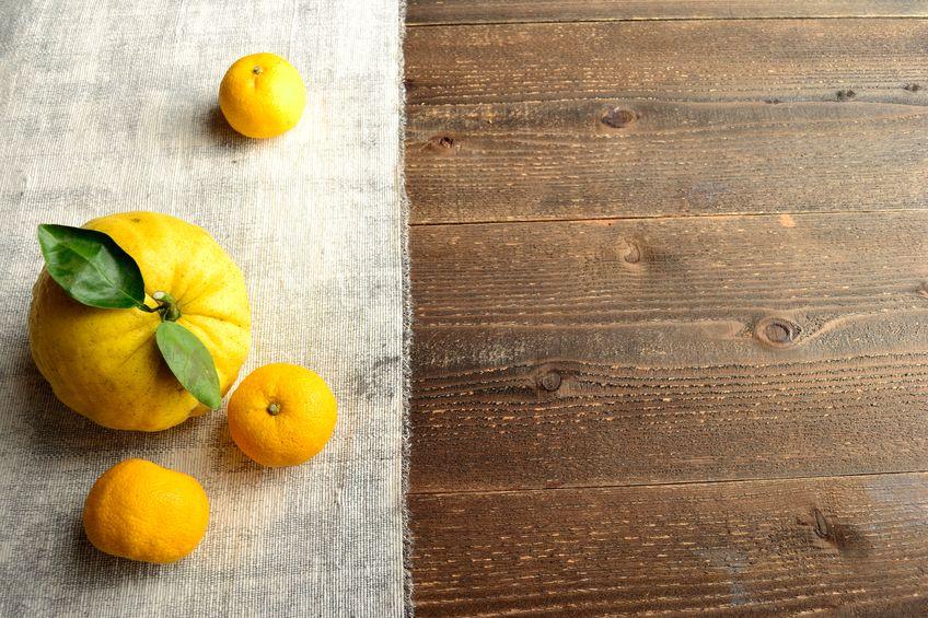 yuzu frais sur table en bois