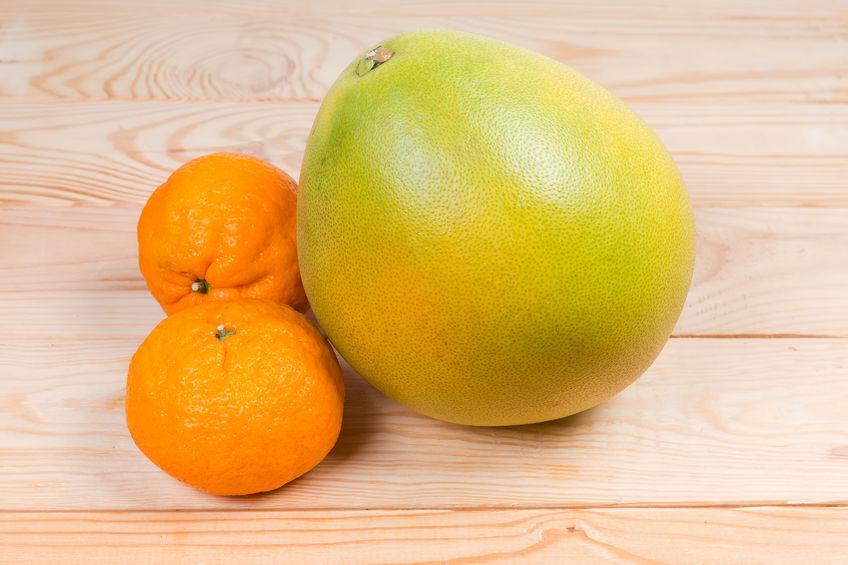 pomelo chinois et deux mandarines