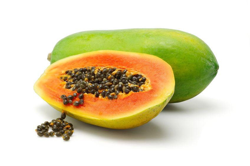 papaye verte entiere et coupee en deux et graines