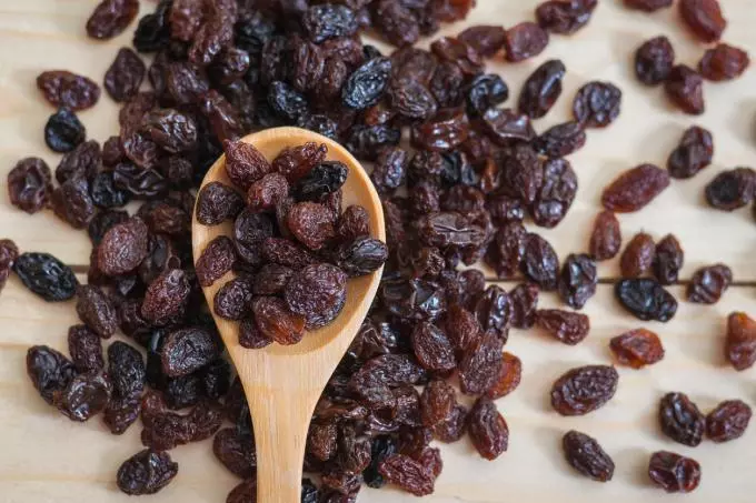 Les raisins secs apportent une touche sucrée indispensable à une