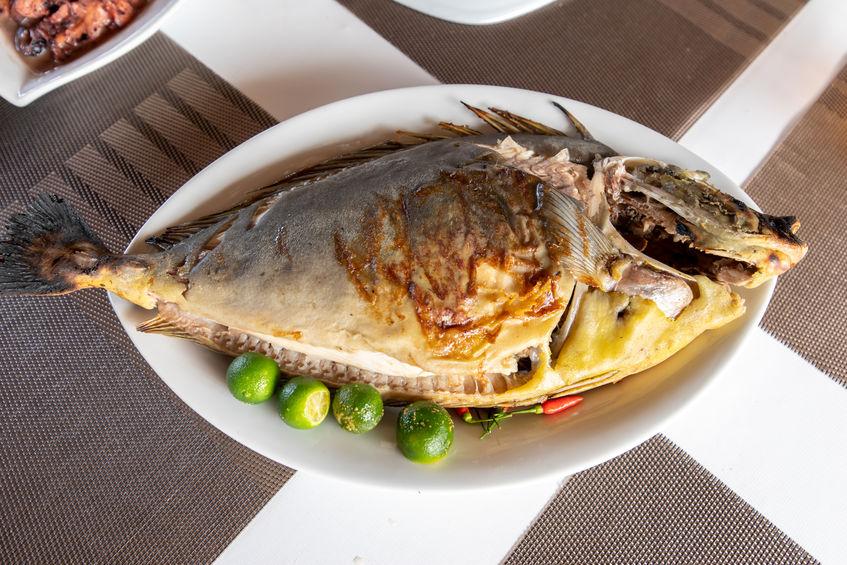 poisson grillé assaisoné au kalamansi