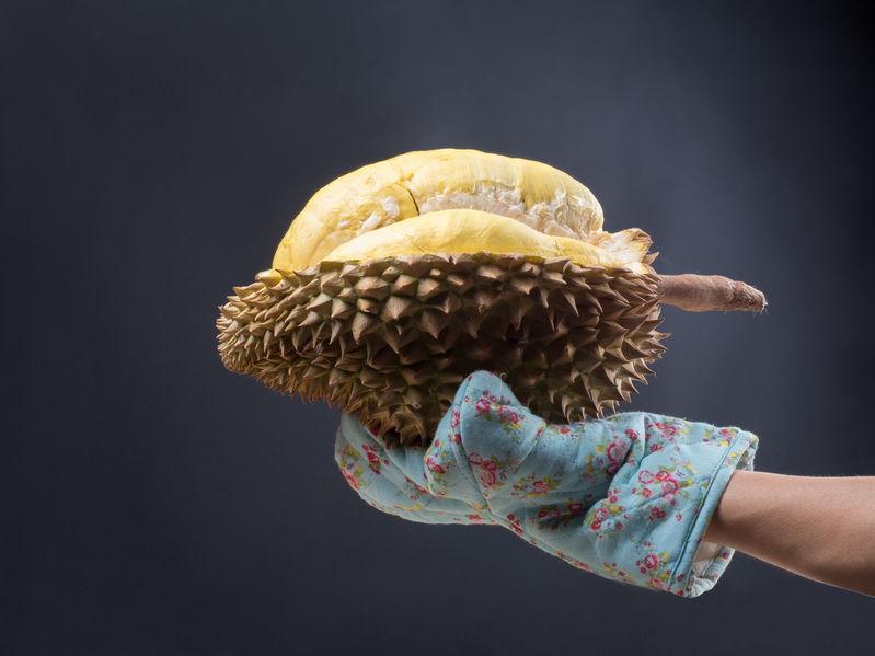 durian dans une main gantée