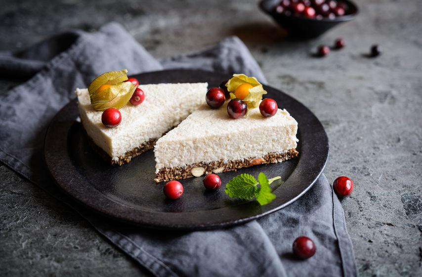 coqueret du pérou posés sur part de gateau