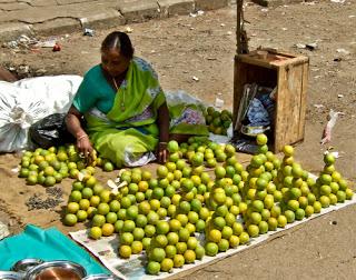 limettes empilées sur un stand en inde