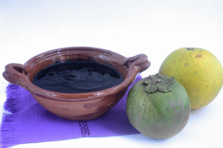 deguster la sapote noire, mixée avec du jus d'orange